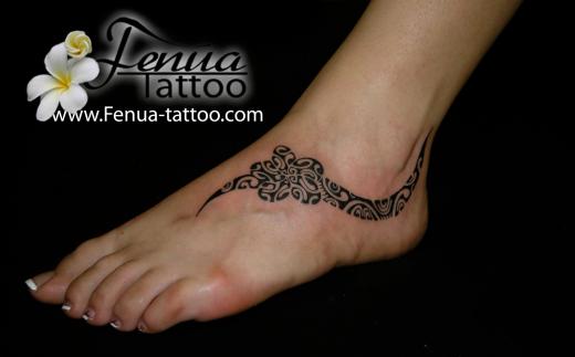 5a°) tattoo sur pied avec fleur polynesienne
